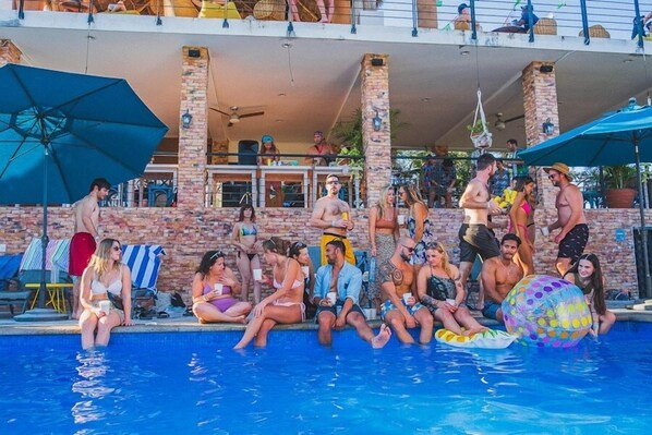 Kolam renang outdoor, dengan kursi berjemur