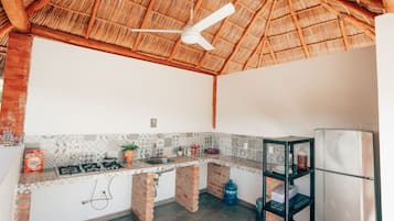 Nevera en la zona común y utensilios de cocina
