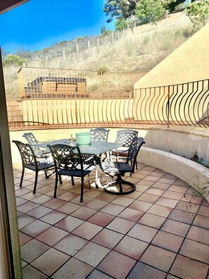 Outdoor dining - Take in the San Francisco views at this quiet oasis! (Tiburon)