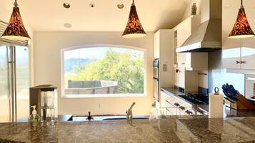 Frigorífic, microones, forn i placa de cuina