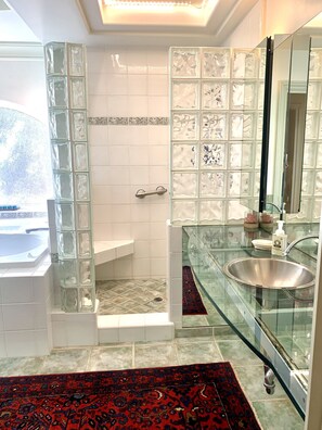 Bathtub, jetted tub, hair dryer, towels - Take in the San Francisco views at this quiet oasis! (Tiburon)