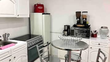 Kaffetrakter/tekoker, kjøleskap, mikrobølgeovn og kokeplater