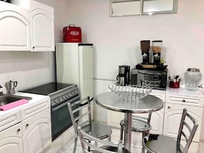 Wasserkocher mit Kaffee-/Teezubehör, Kühlschrank, Mikrowelle, Herdplatte