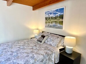 2 bedrooms, iron/ironing board, free WiFi, bed sheets - A-Frame of Arrowbear; stunning cabin with mountain VIEWS (Running Springs)