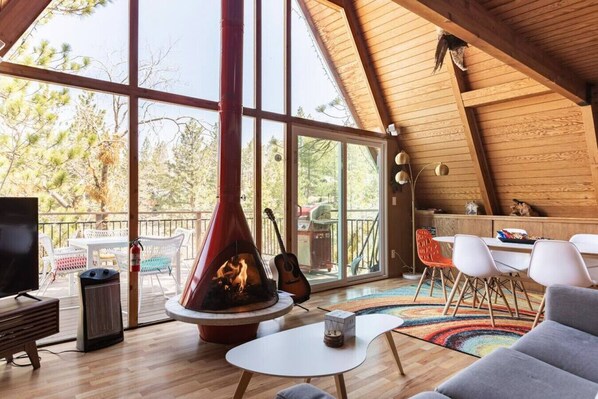 Smart-TV, Kamin, Stereoanlage