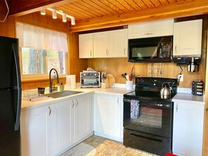 Fridge, microwave, oven, stovetop - A-Frame of Arrowbear; stunning cabin with mountain VIEWS (Running Springs)