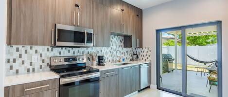 Refrigerador, microondas, horno, placa de cocina