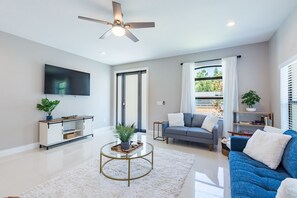 Smart TV, livros, escritórios