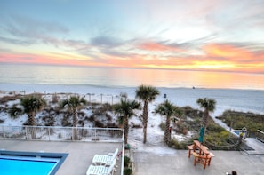 Property grounds - Blue Haven Villa! Gulf front! Pool! Dog Friendly! Near Pier Park! Beach chairs! (Panama City Beach)