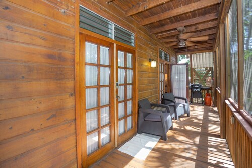 2B/1B Cabana AC and steps to the beach! With sparkling pool & Starlink Wifi