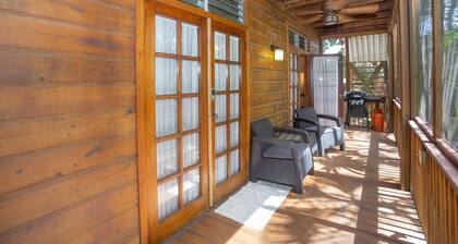2B/1B Cabana AC and steps to the beach! With sparkling pool & Starlink Wifi