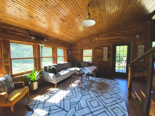 Beautiful LogCabin w/ Hot Tub, Gameroom & Firepit, 1 mi to Downtown