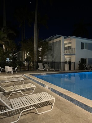 Outdoor pool, a heated pool - 1 Block to Beach, heart of Old Naples, renovated fall ’24, Perfect Location (Naples)