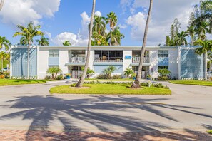 Exterior - 1 Block to Beach, heart of Old Naples, renovated fall ’24, Perfect Location (Naples)