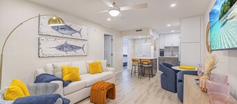 1 Block to Beach, heart of Old Naples, renovated fall ’24, Perfect Location