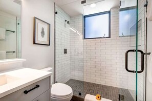 Douche, séchoir à cheveux, shampooing
