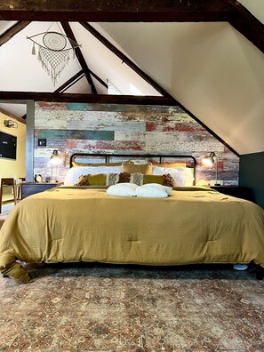 3 bedrooms, desk, iron/ironing board, free WiFi - Funky Upstairs apartment - steps from local popular restaurant. (Arundel)