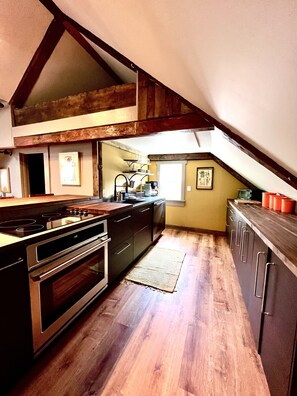 Fridge, microwave, oven, stovetop - Funky Upstairs apartment - steps from local popular restaurant. (Arundel)