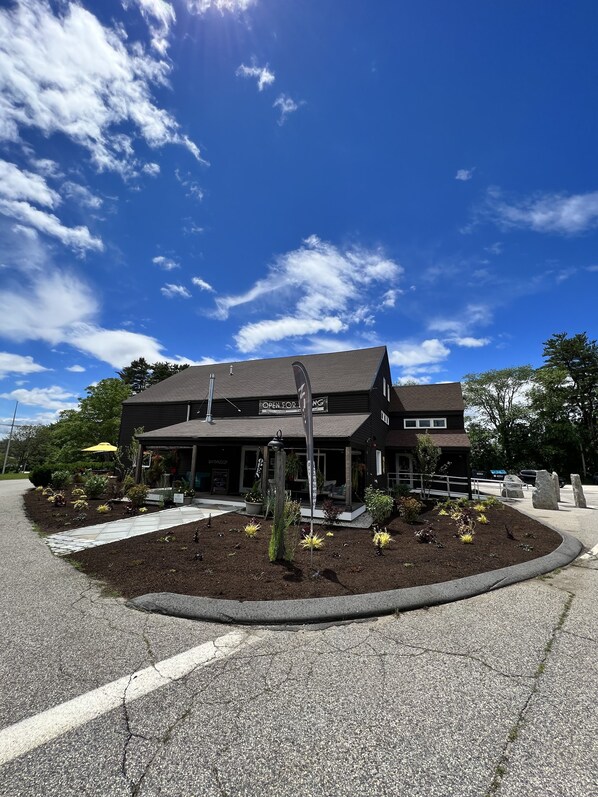 Exterior - Funky Upstairs apartment - steps from local popular restaurant. (Arundel)