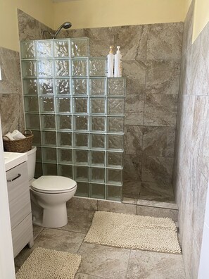 Dusche, Handtücher, Seife, Toilettenpapier