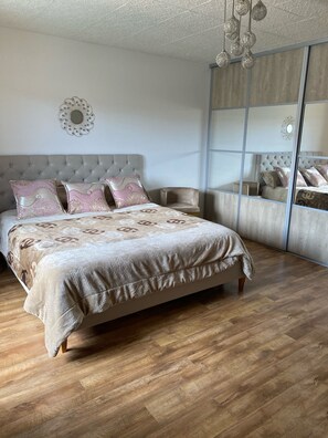 8 Schlafzimmer, Reisekinderbett, kostenloses WLAN