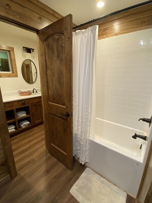 Ensemble baignoire-douche, séchoir à cheveux, serviettes fournies