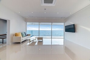 Platinum, Private Pool(Surcharge for Water Heating&Pet/Reservation required/Call 1 Day Prior to C/I) | Living area | Flat-screen TV - Daytona Pool Villa (Pohang)