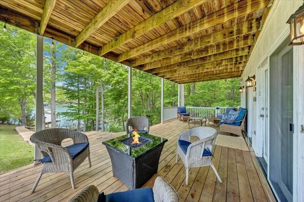 Terrace/patio - Hudson Haven Lakefront w Private Dock + Firepit Sleeps 8 Quiet Cove (Huddleston)