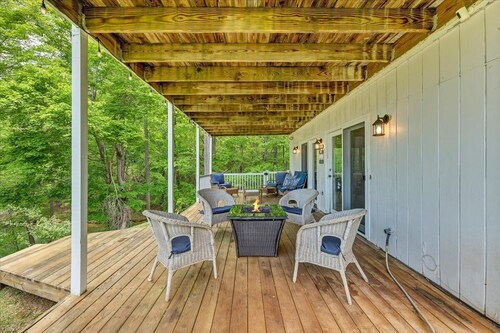 Lakefront Hudson Haven-Quiet Cove w/ Dock, Kayaks, Firepit! 