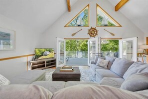 Smart TV, fireplace - Hudson Haven (Huddleston)