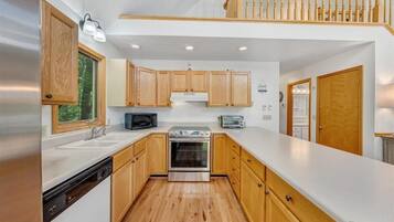 Frigorífico, microondas, horno y placa de cocina