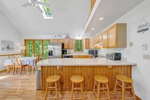 Fridge, microwave, oven, stovetop - Hudson Haven Lakefront w Private Dock + Firepit Sleeps 8 Quiet Cove (Huddleston)