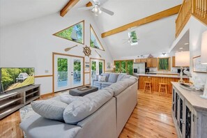 Smart TV, fireplace - Hudson Haven (Huddleston)