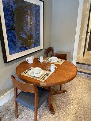 Dining - Suite nestled in a garden beside a 13 acre park in the heart of the city. (London)