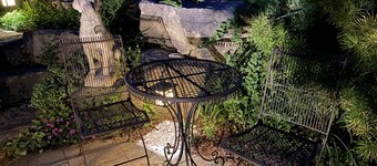 Suite nestled in a garden beside a 13 acre park in the heart of the city.