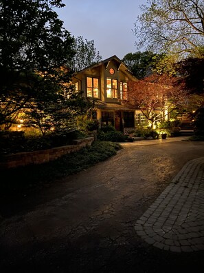 Exterior - Suite nestled in a garden beside a 13 acre park in the heart of the city. (London)