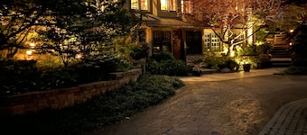 Suite nestled in a garden beside a 13 acre park in the heart of the city.