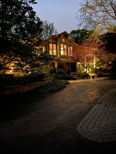 Suite nestled in a garden beside a 13 acre park in the heart of the city.