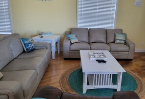 Smart TV, books, computer monitors - Beach house within walking distance to the beach  2 bed 2 bath (Jensen Beach)