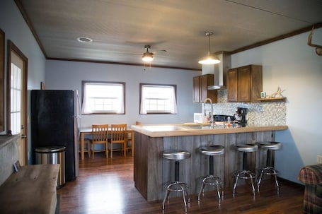 冷蔵庫、電子レンジ、オーブン、コンロ. Sandstone Point Vacation Cabin - McConnelsville