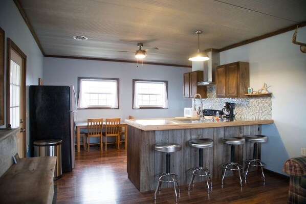 Refrigerador, microondas, horno y parrilla de estufa