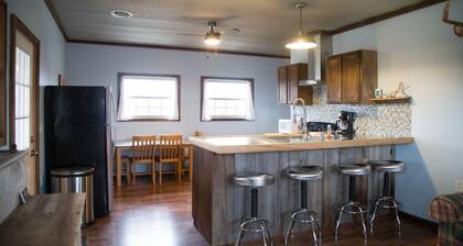 Sandstone Point Vacation Cabin - McConnelsville