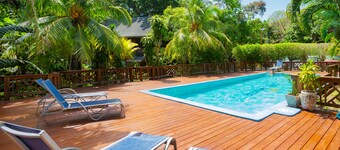 Two Story 3/Bd 2Bath, w Pool and steps to the best snorkeling on the island 