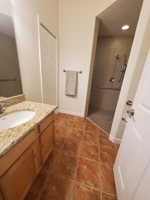 Combined shower/bathtub, hair dryer, towels, toilet paper - Beautiful 2Bed,2Bath,2Car Garage Stunning Cul-de-sac property on 2 acres Estate (Spring Hill)