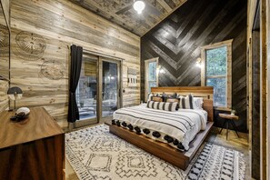 4 bedrooms, iron/ironing board, travel cot, free WiFi - BRAND NEW! Smokey Pines |  BOHO Modern + Chic Contemporary | Sleeps 12 (Broken Bow)