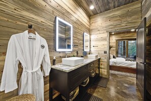 4 habitaciones, tabla de planchar con plancha y cuna de viaje 