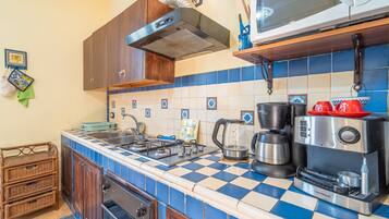 Een koelkast, een magnetron, een oven, een kookplaat