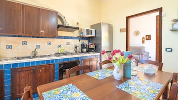 Een koelkast, een magnetron, een oven, een kookplaat