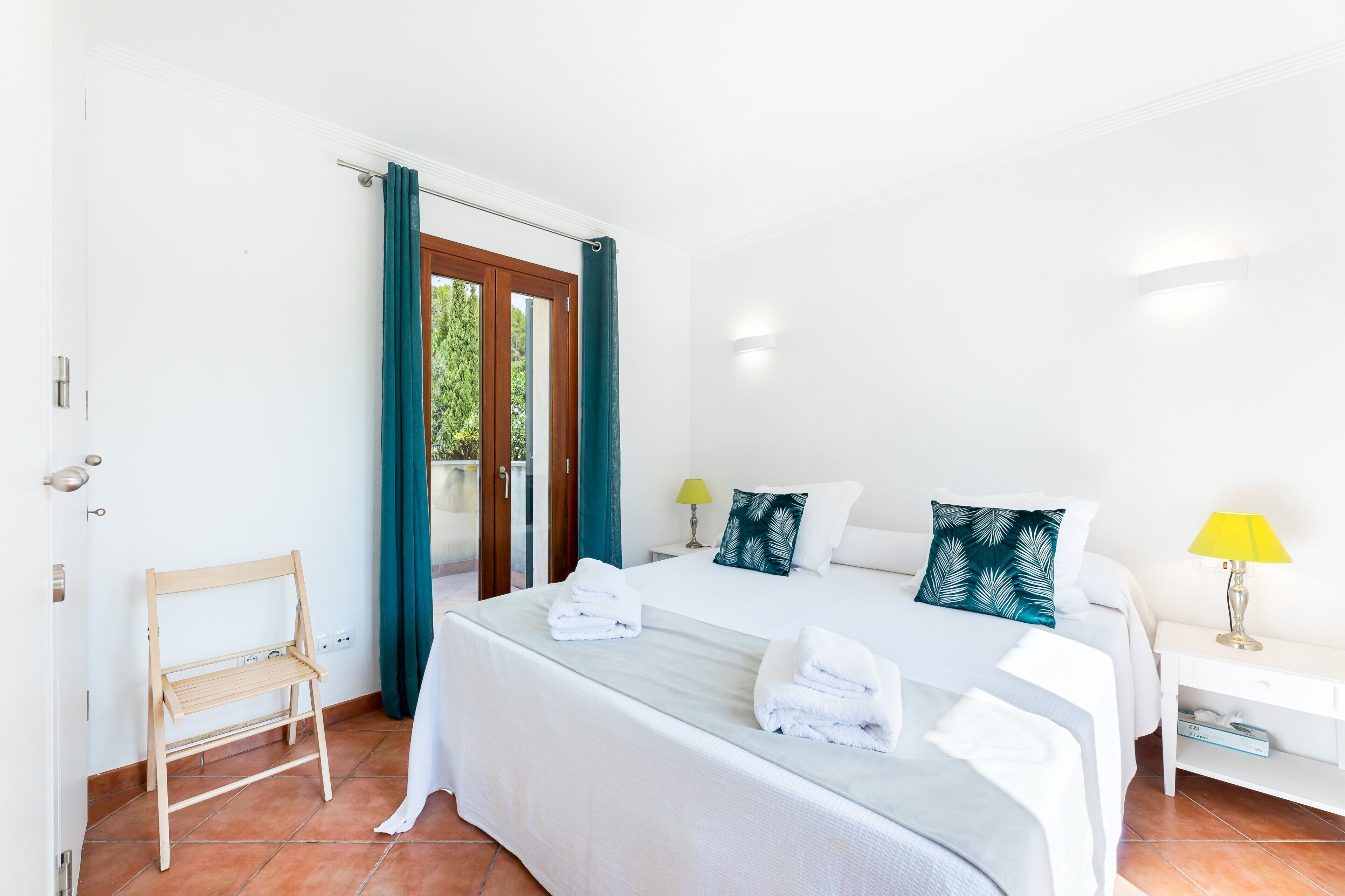 4 bedrooms, iron/ironing board, free WiFi, bed sheets