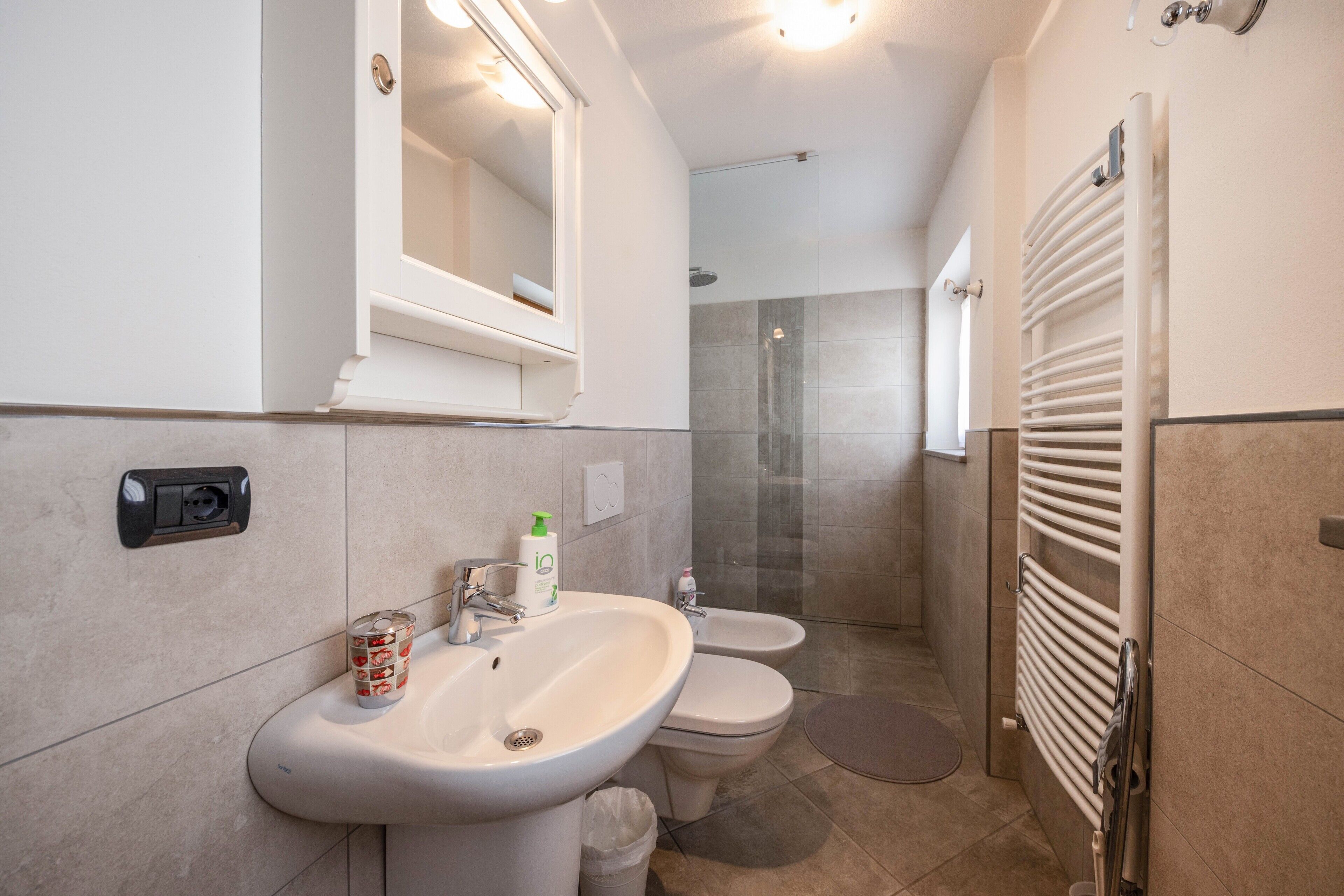 Ein modernes Badezimmer mit Waschbecken, Bidet und Dusche.